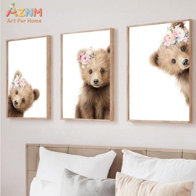 AZNM Aquarell-Leinwand Wandkunst mit Braunbär und rosa Blumenkranz, minimalistischer Baby-Druck in Braun, Rosa und Multicolour - Bild 1