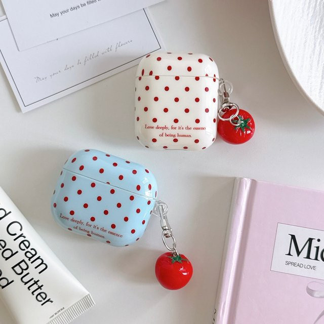 Retro Kopfhörer-Schutzhülle mit rotem Polka Dot Muster und 3D Tomaten-Anhänger für Apple AirPods 1 2 3 4 Pro Pro 2 Pro 3 in Rot und Beige - Bild 1