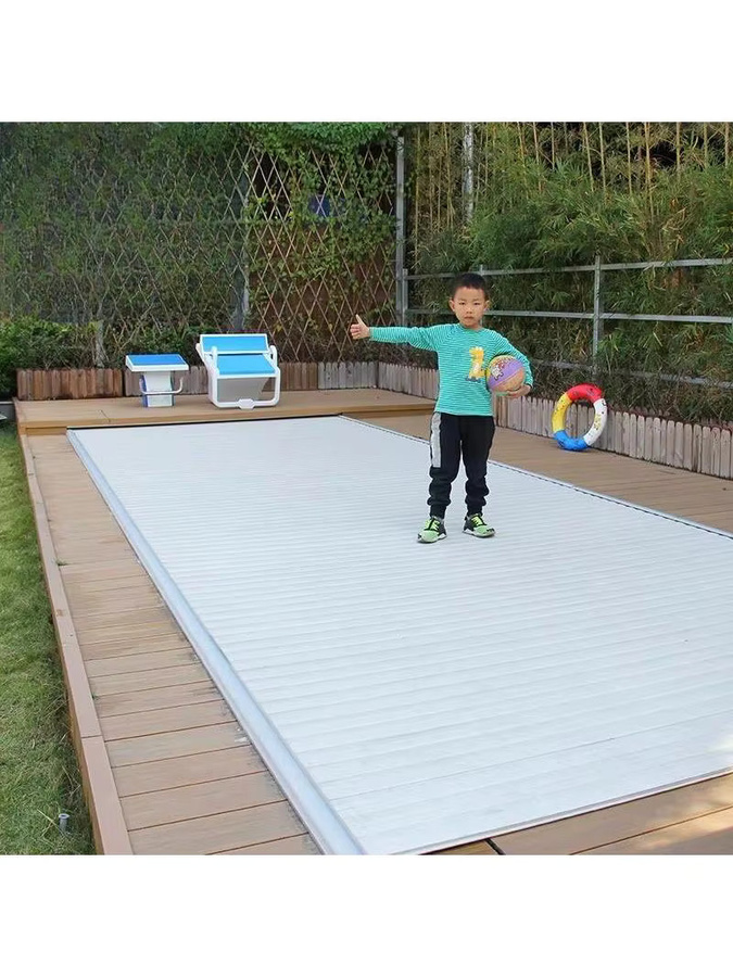 Automatische Schwimmbadabdeckung aus Polycarbonat in Weiß für rechteckige oberirdische Pools, UV-beständig und wasserdicht - Bild 5