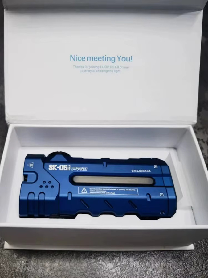 Nitecore LED-Taschenlampe mit 4360 Lumen, flaches Design mit Seitenlicht und Flutlicht, inklusive 8000 mAh Power Bank, Farbe: Blau - Bild 6