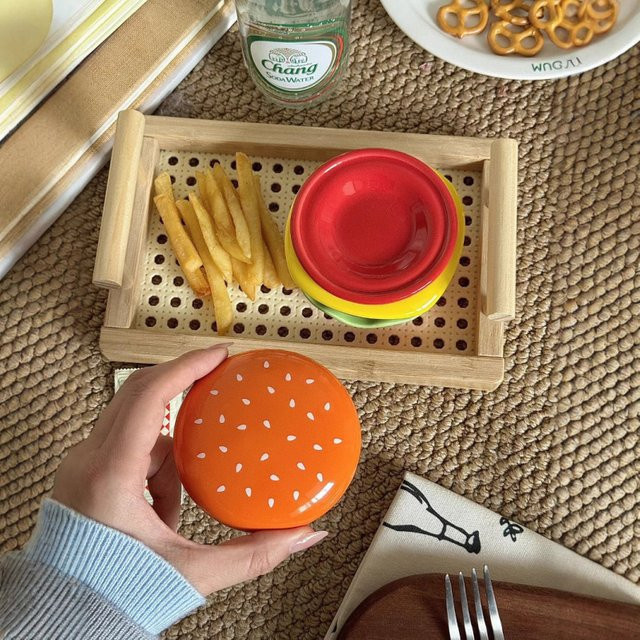 PGY Dinner Plate Set aus Bone China in Multicolour mit Hamburger und Knochen Form - Bild 1