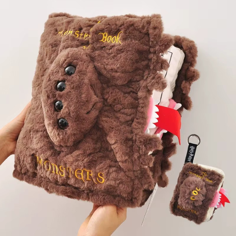 HUGKIS Harry Potter Monsterbuch Plüsch, Schlüsselanhänger und Kissen - Bild 4