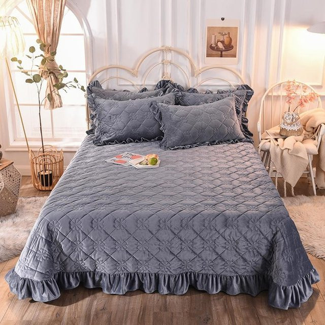 Yiran Furniture Winterbettwäsche Set aus Samt mit Rüschen und Karomuster in Violett, gesteppte Tagesdecke mit 2 Kissenbezügen (48 x 74 cm) - Bild 1