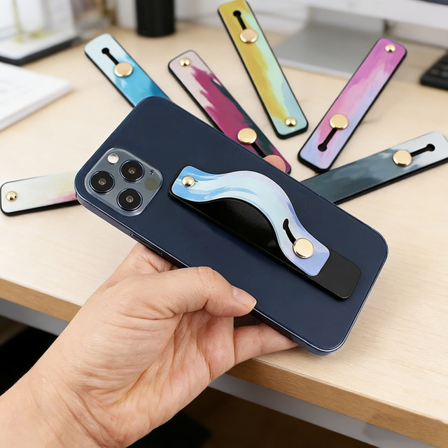 WSSHE Handy Hülle mit Aquarell-Design und tragbarem Finger Strap als Ständer für iPhone in Blau und Multicolour - Bild 1