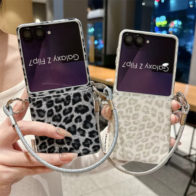 Stoßfeste Samsung Galaxy Z Flip Handyhülle mit Leopardenmuster und Handgelenkschlaufe in Multicolour - Bild 4