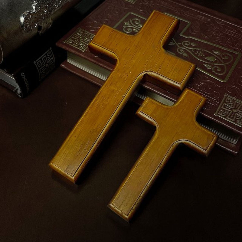 Katholisches Wandkreuz aus Holz in Blau und Braun für die Kirche oder als religiöse Heimdekoration - Bild 1
