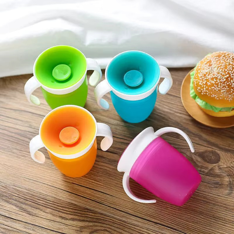 Auslaufsicherer Baby Lernbecher mit Doppelgriff und drehbarem Klappdeckel für Säuglinge - Bild 3