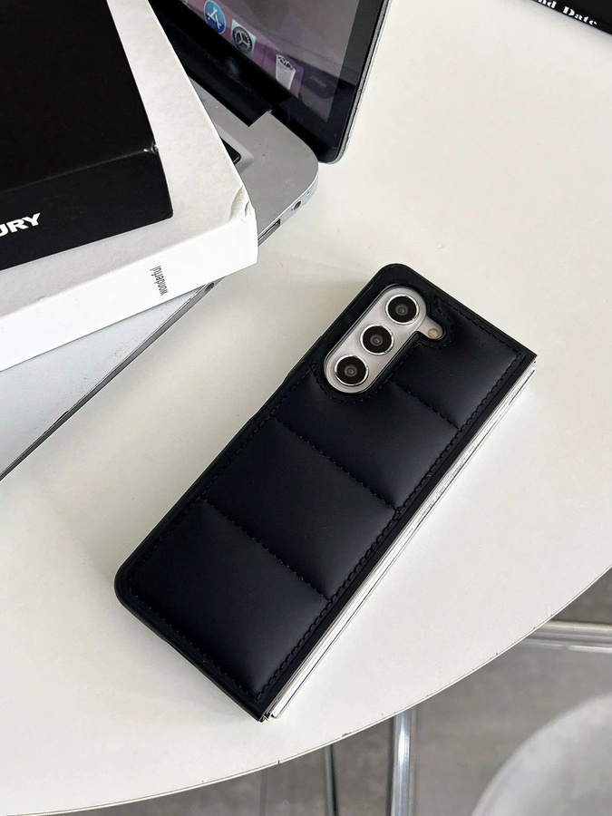 The Puffer Soft Touch Handyhülle für Samsung Galaxy Z Fold 7, 6, 5, 4 und Z Flip 4, 5, 6, 7 in Schwarz mit Baumwollfüllung im Daunenjacken-Design - Bild 6