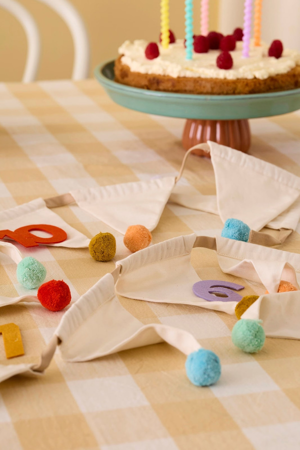 Kids Concept Girlande mit Pom Poms und Wimpeln in Multicolour für Geburtstage - Bild 1