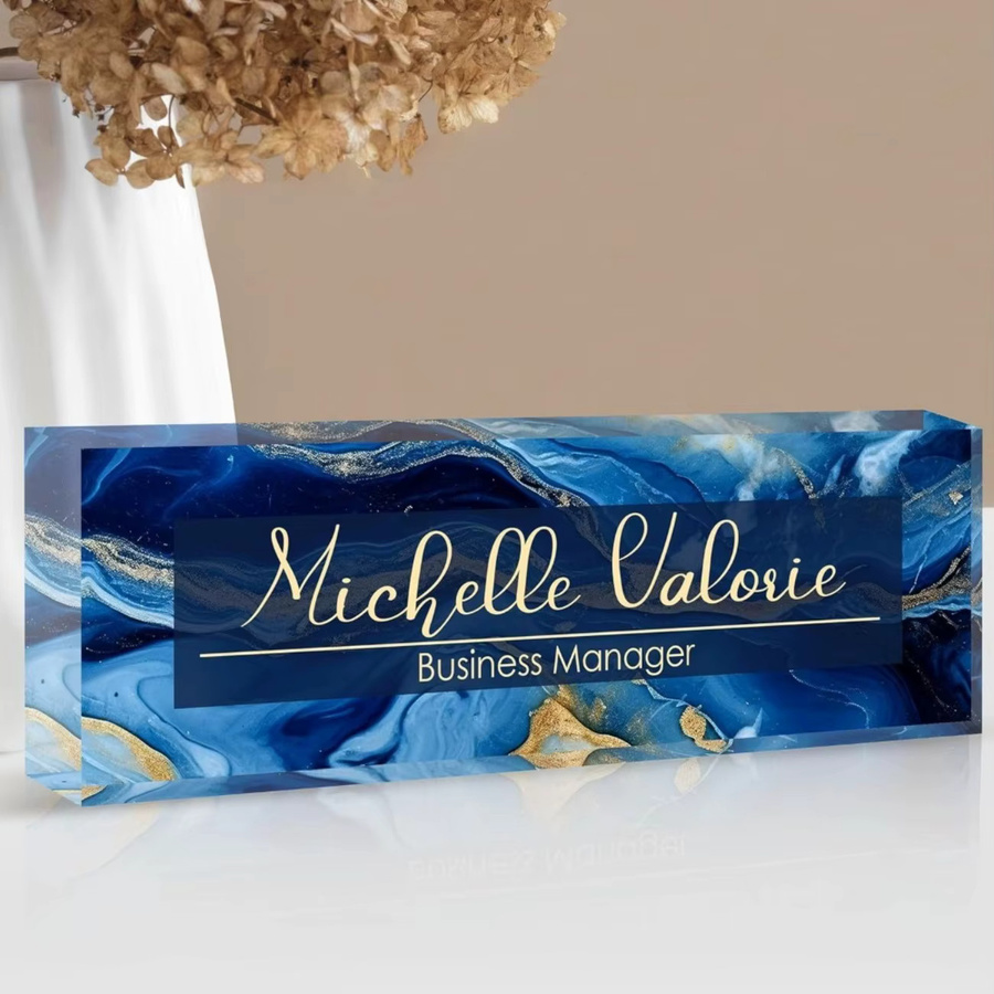 Personalisierte Acryl-Schreibtisch-Namensschild Dekoration von Hello Young in Rot oder Blau - Bild 2