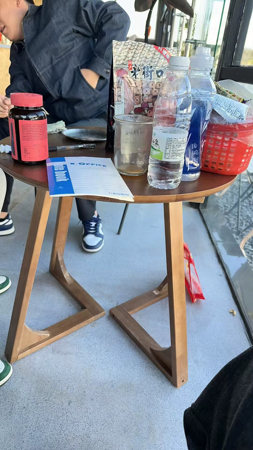 Runder Esstisch und Schreibtisch aus Massivholz Gummibaum von MOYU in Braun mit V-Beinen und abgerundeten Kanten - Bild 5