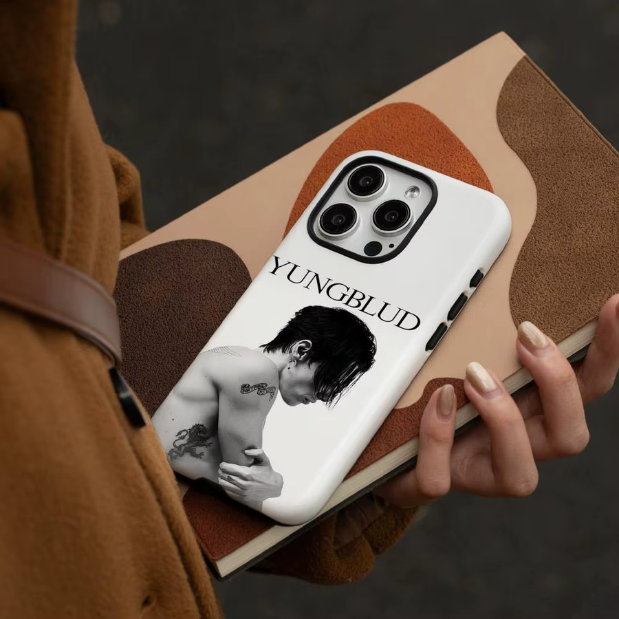 Y-Yungblud Idols Handyhülle für iPhone 12 bis iPhone 17 Pro Max Plus, glänzende HD-Doppelschicht-Flüssighartschale, Weiß - Bild 2