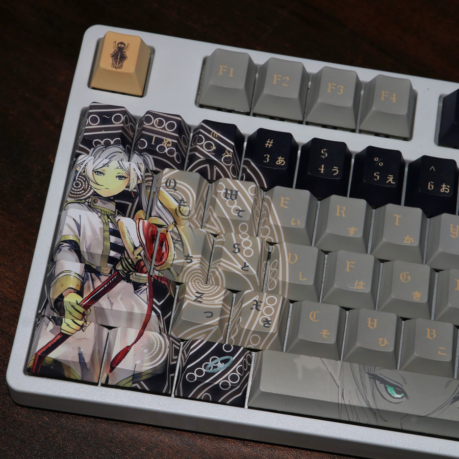 Frieren Anime Theme Keycaps aus PBT im Cherry Profile mit Side Print für mechanische Tastaturen wie Made68, Mad68 und Wooting 60, Mehrfarbig - Bild 2