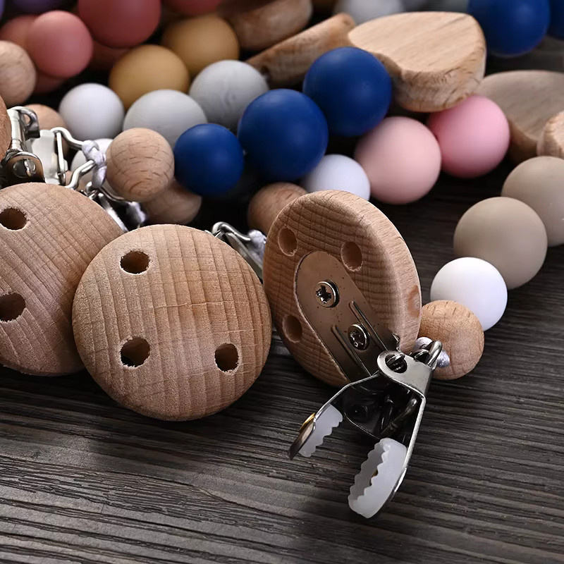 Schnuller Kette für Babys aus Buche und Silikon mit Herz- und Perlenform in Mehrfarbig - Bild 3
