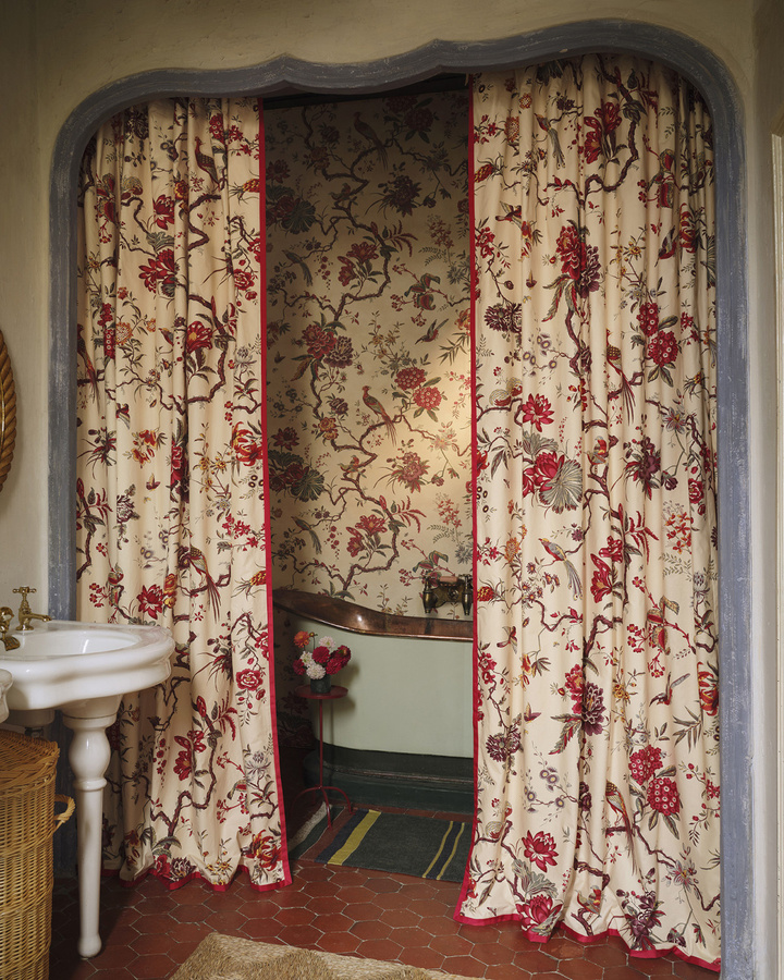 Manuel Canovas Tapete Pavillon de Bidaine Cardinal in Pink, Purple und Multicolour mit floralem und botanischem Muster sowie Tiermotiven - Bild 2