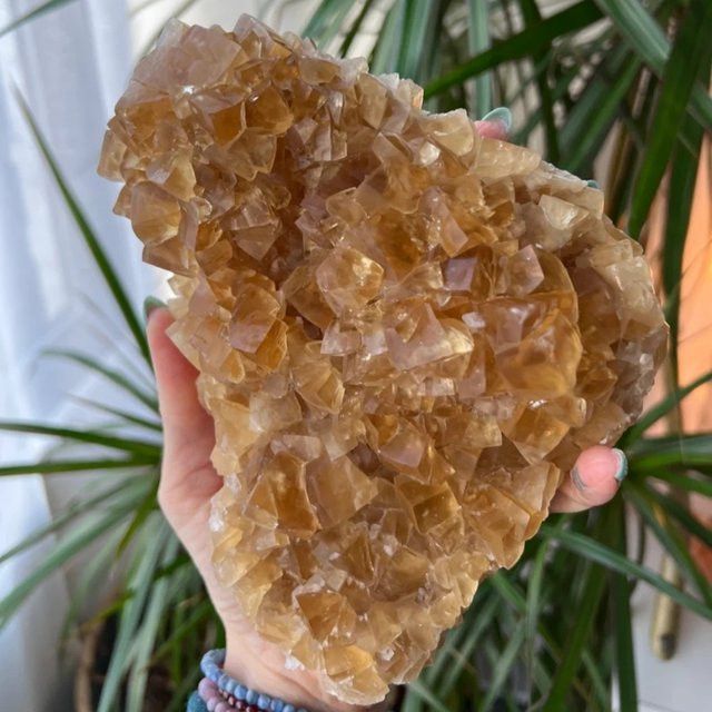 CrystalHola Citrin-Quarz-Cluster mit herzförmiger Calcit-Struktur in Gold - Bild 1