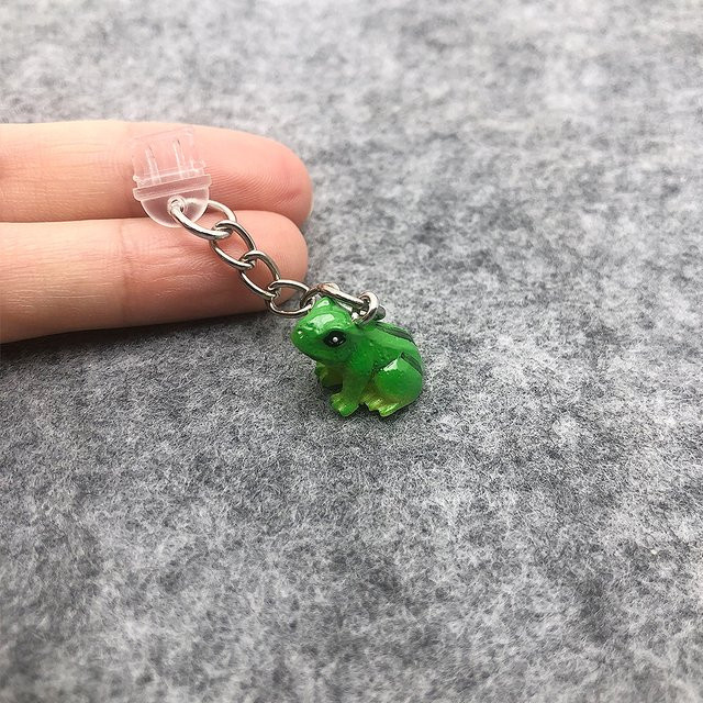 Praktische Mini-Staubstopfen in Frosch-Design aus Kunstharz für USB-C Anschlüsse, Farbe: Grün - Bild 1