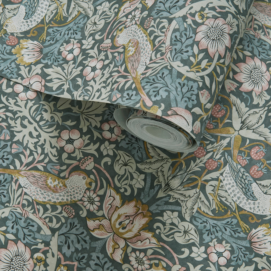 Clarke & Clarke Tapete Strawberry Thief in Slate/Blush mit floralem Art Nouveau Design und botanischem Tiermotiv - Bild 1