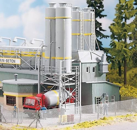 Piko Modellbau H0 Zementwerk Main-Beton mit Silos aus Kunststoff
