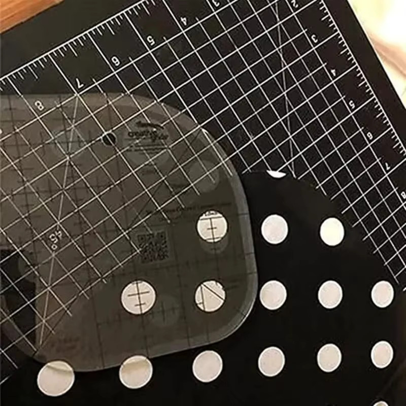 Patchwork Lineal aus Acryl mit gebogener Ecke und Cutter für DIY Nähen und Quilten in Pink Transparent - Bild 4