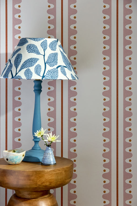Scion Tapete Oakham in Blush Pink mit abstraktem Mid-Century Streifenmuster aus Vlies - Bild 2