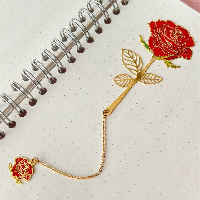Elegantes Rosen-Blumen-Lesezeichen aus Metall in Rot und Gold für Buchliebhaber - Bild 1