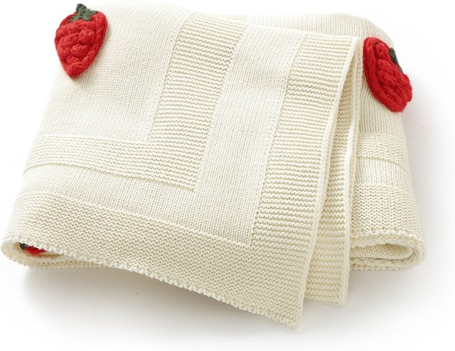 Mimixiong Baby Decke aus Baumwolle mit 3D Erdbeeren, gestrickte Kuscheldecke für Neugeborene und Kinderwagen, Weiß, B/H: 90 x 70 cm - Bild 1