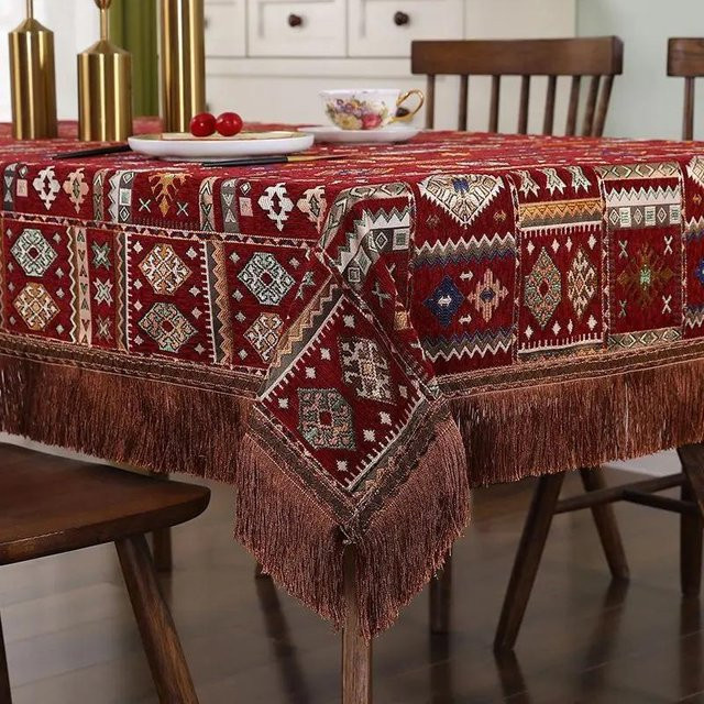 Chenille-Tischdecke von Super Six mit geometrischen Mustern und Quasten in Rot, B/T: 150 x 150 cm - Bild 1
