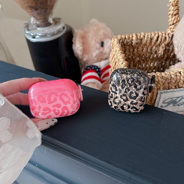 Apple AirPods Hülle mit Leopardenmuster in Schwarz-Rosa und Haken im Retro-Stil für AirPods 1, 2, 3, 4 und Pro 2/3 - Bild 1