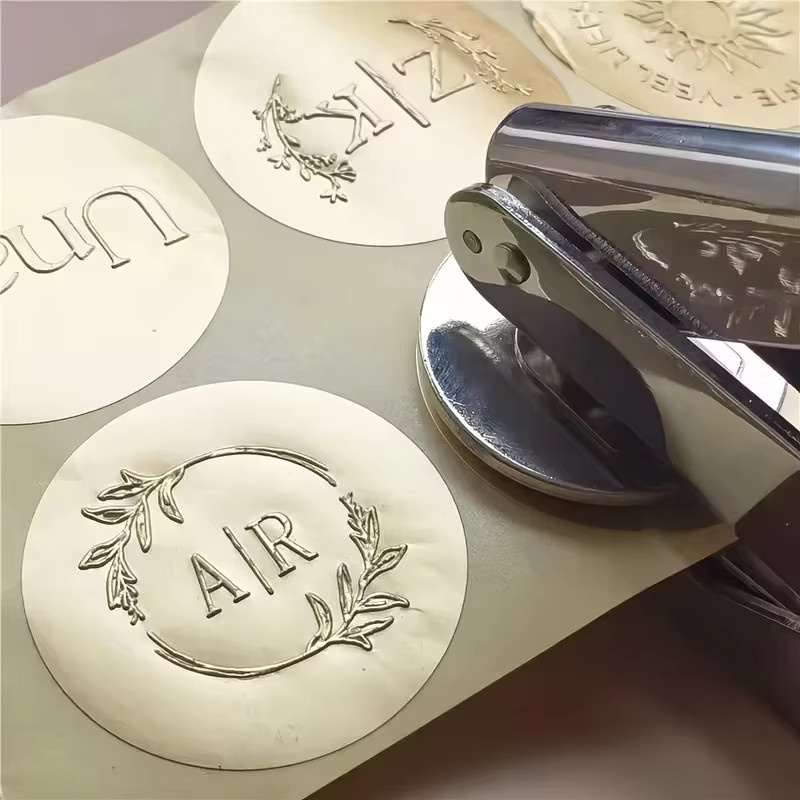 Personalisierter Prägestempel aus Edelstahl in Silber mit eigenem Logo und Text für Hochzeitseinladungen - Bild 3