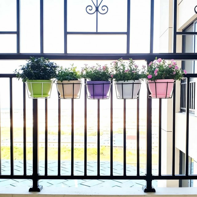 Runder Metall-Blumentopf zum Aufhängen für Balkon und Innenbereich - Bild 1