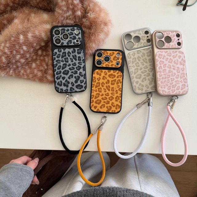 Apple Handyhülle mit Leopardenmuster aus Kunstleder und Umhängeband für iPhone 17, 16, 15, 14 Pro Max in Schwarz und Multicolour - Bild 1