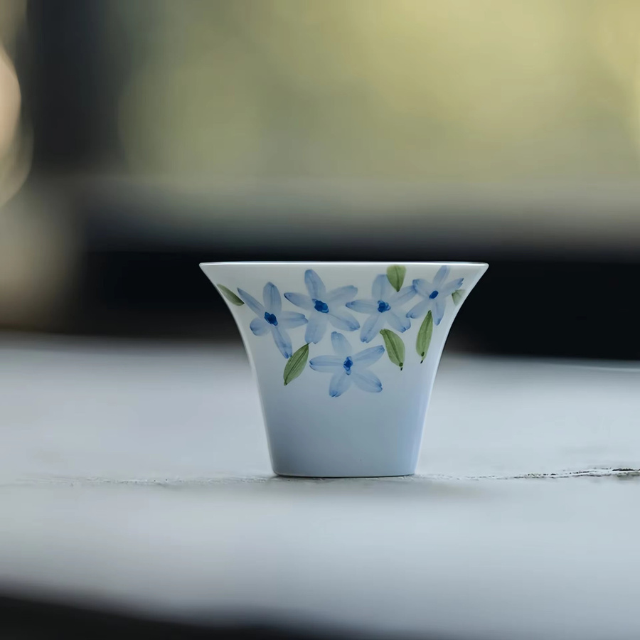 Handbemalte Porzellan Teetasse mit blauem Blumenmuster in Weiß und Blau für Kung Fu Teesets - Bild 2