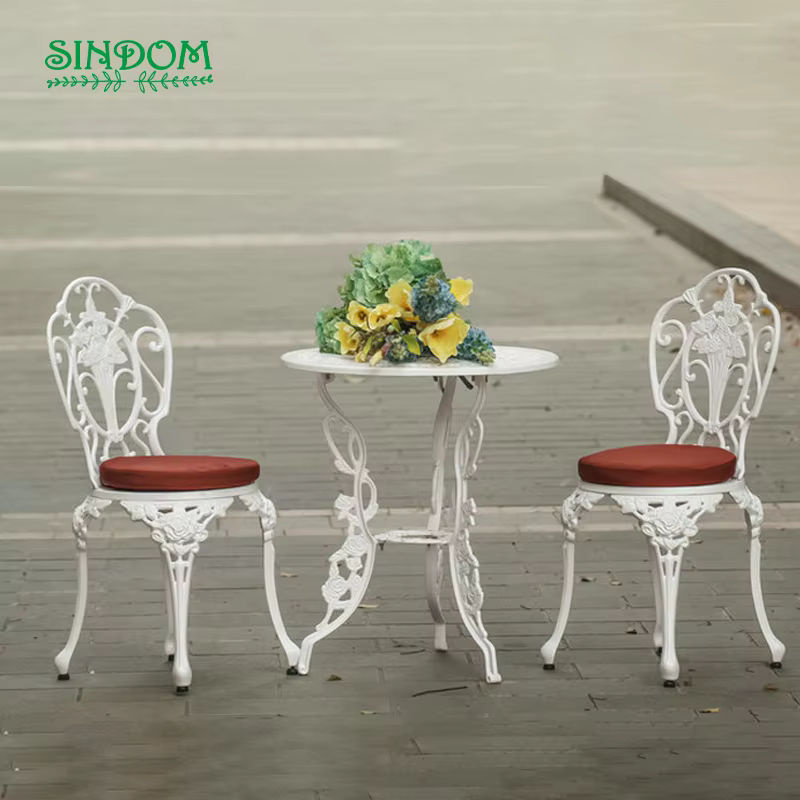 Outdoor-Tisch- und Stuhlset aus Aluminium in Weiß mit floralem Design und glänzender Oberfläche - Bild 2