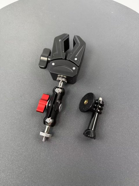 Metall-Kameraständer mit 360-Grad-Drehgelenk und GoPro-Fixierclip in Schwarz für Outdoor-Aktivitäten wie Radfahren und Motorradfahren - Bild 1