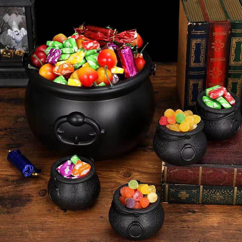 Schwarzer Halloween Kessel aus Kunststoff mit Hexenschädel-Design als Süßigkeiten-Eimer für Kinder-Partygeschenke und Dekoration - Bild 2