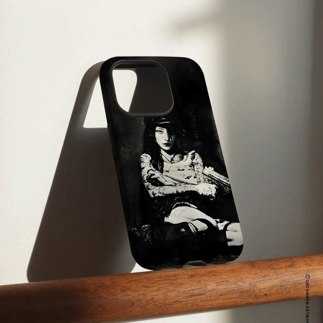 Y-Yeule Evangelic Girl is a Gun Handyhülle für iPhone 17 16 15 14 13 12 Pro Max Plus in Schwarz und Weiß mit glänzender HD-Doppelschicht-Flüssighartschale - Bild 1