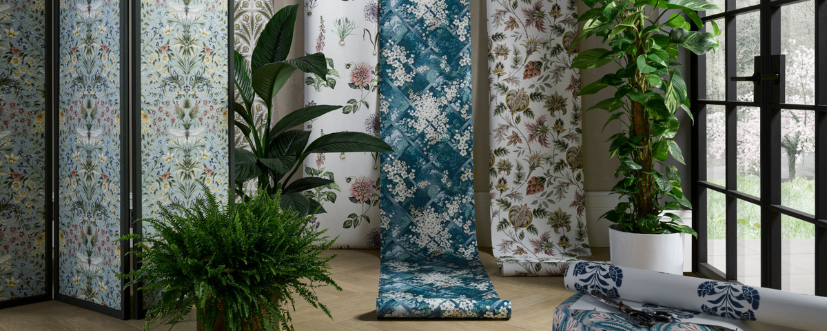 Clarke & Clarke Wallpaper Mirabell in Seaglass Blau mit floralem Vintage-Design und botanischem Motiv als Vlies Tapete - Bild 1
