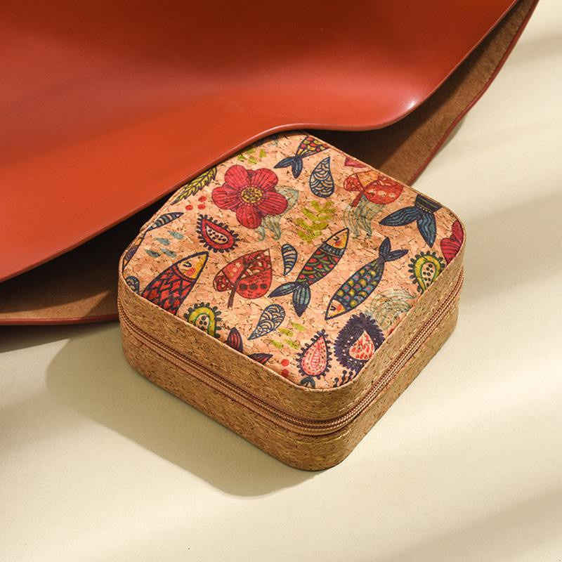XYNN Schmuck Organizer Box aus Kork im Vintage-Design mit floralem Muster für Ohrringe und Halsketten - Bild 2