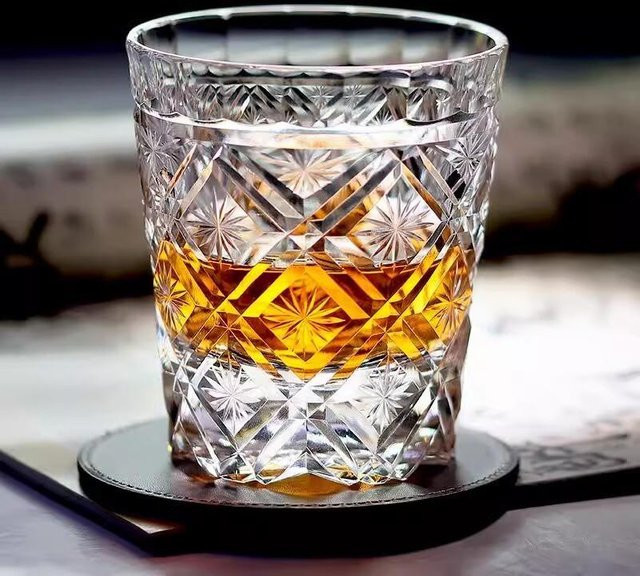Yiran Furniture K9 Kristall Whiskeyglas Edo Kiriko mit floraler Schnitzerei, transparent, 240 ml - Bild 1