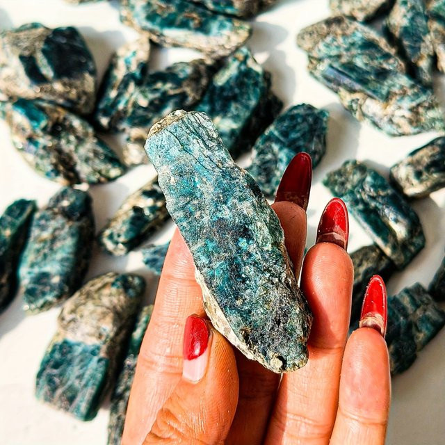CrystalHola Grüner Kristall-Mineralienstein als reaktiver Leuchtstein für deine Dekoration in Heim oder Büro - Bild 1