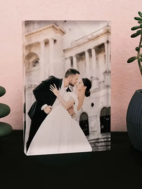 Personalisierter Acryl-Fotoblock von Hello Young als wasserdichter Gedenkrahmen für Paare oder Haustiere in transparent und rot, rechteckiges Hochformat für die Tischaufstellung - Bild 3