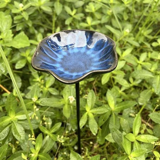 VividHive Bienenwassertränke mit Ständer und Blumen als Schmetterlings-Trinkstation für den Garten, mehrfarbig aus Metall und Keramik - Bild 7