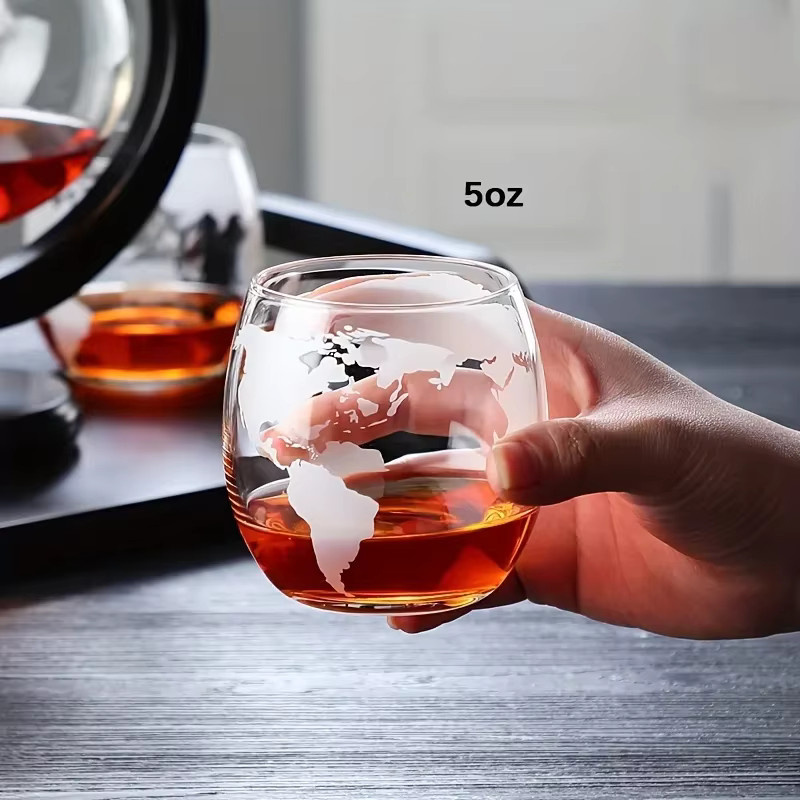 Kreatives Globus-Dekanter-Set mit bleifreier Glas-Karaffe, Holzständer und 2 Whiskygläsern in Braun und Transparent - Bild 5