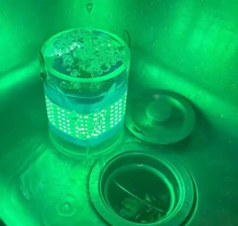 Wiederaufladbare grüne LED-Unterwasserleuchte für das Nachtangeln mit 360-Grad-Sicht und IP68 Schutz - Bild 2