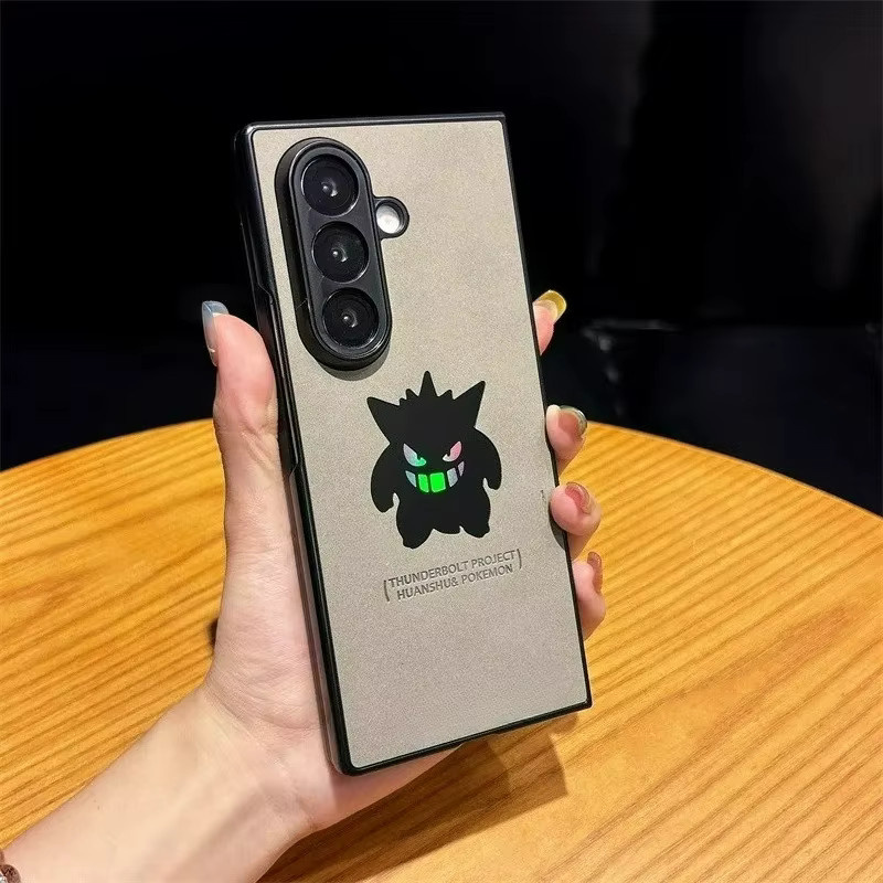 Potdemiel Anime Gengar Handyhülle aus Ledertextur für Samsung Galaxy Z Flip 7 6 5 4 FE in Schwarz - Bild 1