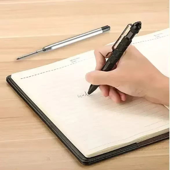 Taktischer Aluminium Stift B2 in Schwarz mit Glasbrecher und Anti-Skid für Selbstverteidigung und Notfall-Einsätze - Bild 3