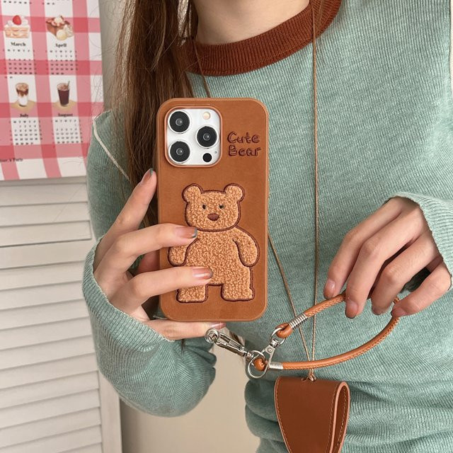 JINHR Handyhülle aus Leder mit Plüsch-Stickerei-Bär und Lanyard für iPhone 13, 14, 15, 16, 17 Pro Max in Braun - Bild 1