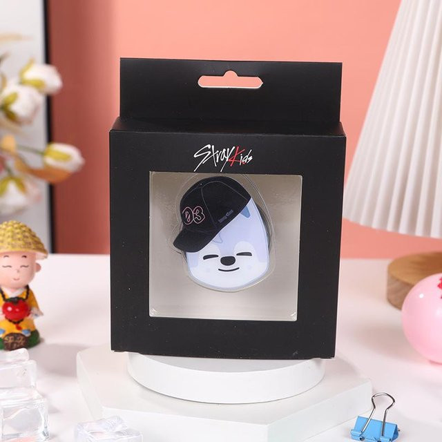 Stray Kids Brosche, Cartoon Acryl, Unisex - Bild 1