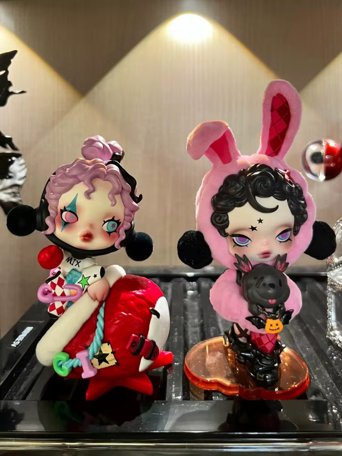 POP MART SKULLPANDA Weihnachtsstrumpf-Überraschungsfigur und Halloween-Besucher, Desktop-Deko, 2-teiliges Set - Bild 3